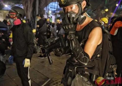 暴徒手持仿制气枪,准备发射。图片来源:大公文汇全媒体记者摄 点击进入下一页