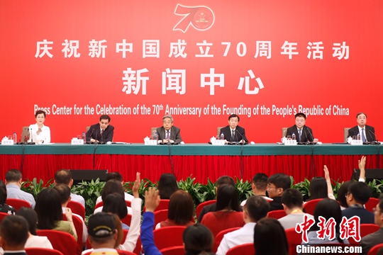 9月26日,庆祝中华人民共和国成立70周年活动新闻中心在北京举办第二场新闻发布会。教育部、民政部、人力资源和社会保障部、住房和城乡建设部、国家卫生健康委员会五个部委的“掌门人”共同亮相。<a target='_blank' href='http://www.chinanews.com/'>中新社记者 韩海丹 摄 点击进入下一页