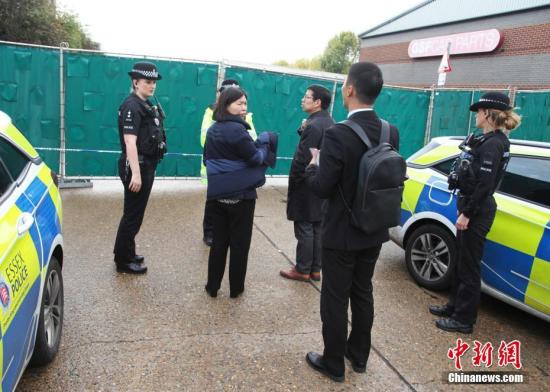 10月24日晚,对英国埃塞克斯郡发现39人死亡事件,中国驻英国使馆发言人表示,英国警方表示正在核实遇难者身份,尚无法确定遇难者是中国国籍。图为中国驻英国使馆总领事童学军(右3)与英国警方人员在埃塞克斯郡事件现场。<a target='_blank' href='http://www.chinanews.com/'>中新社记者 张平 摄 点击进入下一页