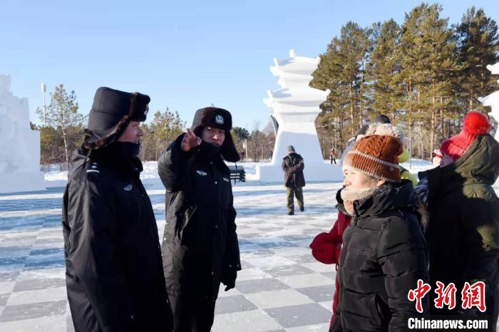 北极边境派出所民警向游客指引道路。 张喆 摄 北极边境派出所民警向游客指引道路。 张喆 摄