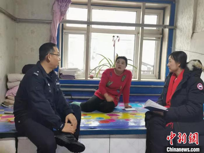 北极边境派出所民警贾晨翔上门为村民服务。 姜辉 摄 北极边境派出所民警贾晨翔上门为村民服务。 姜辉 摄