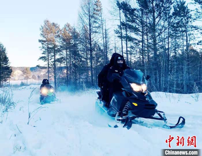 北极边境派出所民警乘雪地摩托巡逻边境线。 张喆 摄 北极边境派出所民警乘雪地摩托巡逻边境线。 张喆 摄