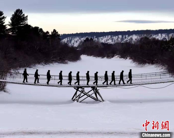 北极边境派出所民警冒雪巡逻。 张喆 摄 北极边境派出所民警冒雪巡逻。 张喆 摄