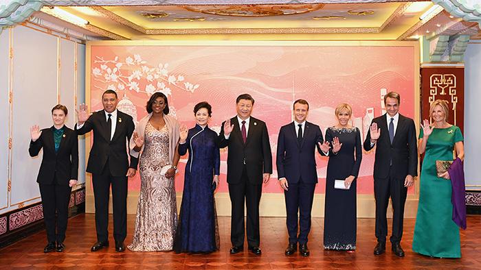 11月4日晚,中国国家主席习近平和夫人彭丽媛在上海和平饭店举行宴会,欢迎出席第二届中国国际进口博览会的各国贵宾。晚6时许,法国总统马克龙夫妇、牙买加总理霍尔尼斯夫妇、希腊总理米佐塔基斯夫妇、塞尔维亚总理布尔纳比奇等外方贵宾陆续抵达。习近平和彭丽媛同他们亲切交流并合影留念。<a target='_blank' href='http://www.chinanews.com/'>中新社记者 毛建军 摄 点击进入下一页